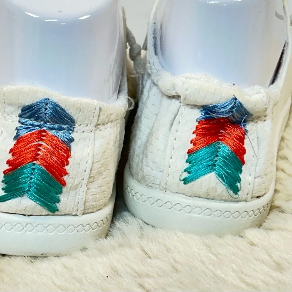 Time‎ and Tru White Sneakers Classic Low-Top Design